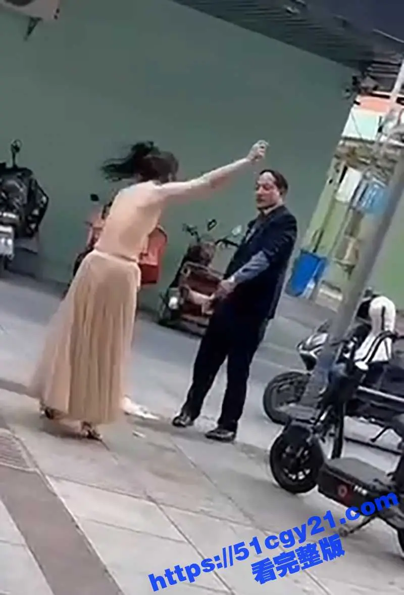 情侣吵架渣男竟逼美妇脱光还债！大奶美女赤裸崩溃大喊 好心路人出手帮忙 完整视频炸裂全网！ 图4