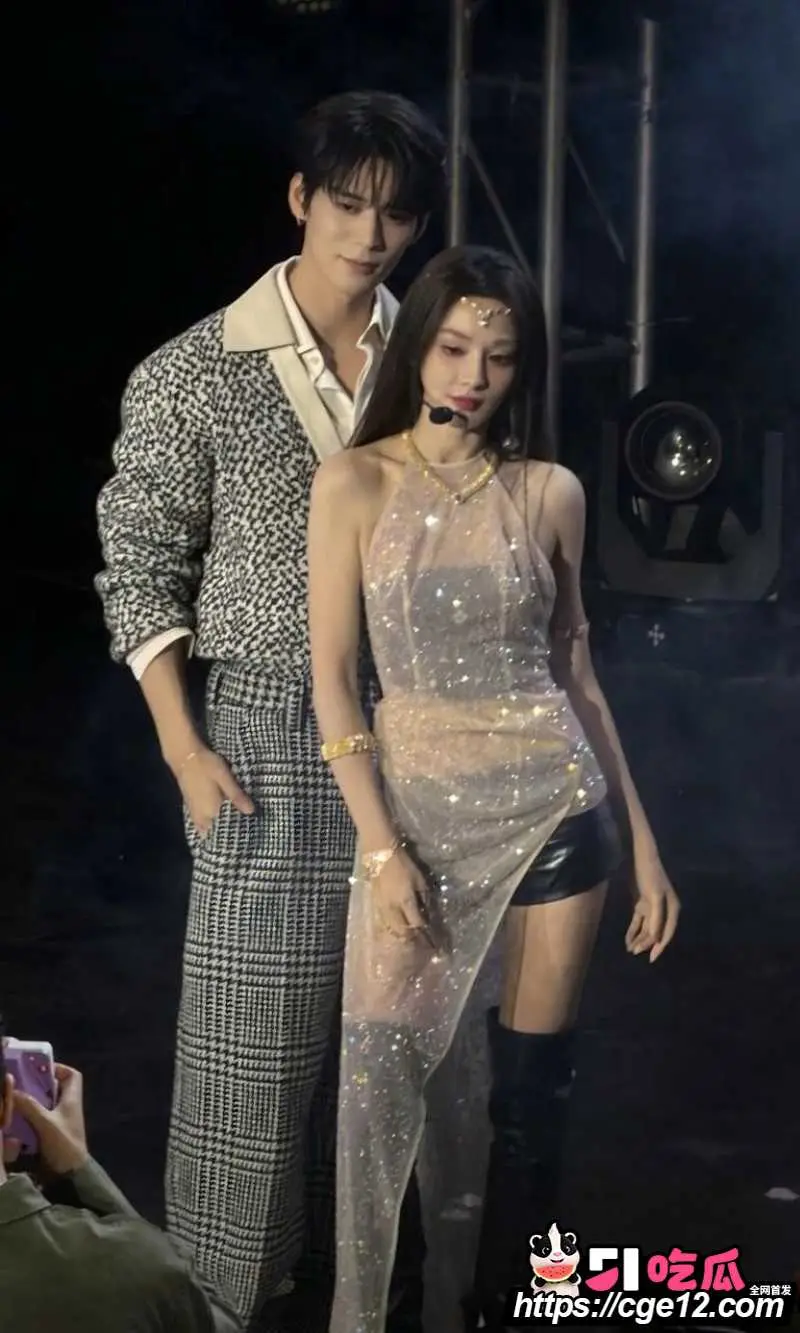内娱女星 彭小苒 七夕被曝恋情 主动倒贴圈外男友 贴身搂腰互动十分亲密! 图10
