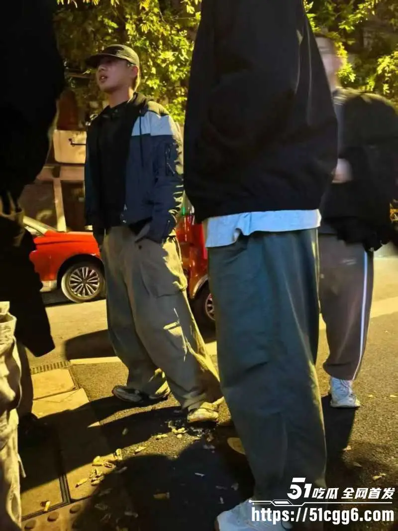 韩国影帝 刘亚仁 现身上海gay吧 现场与同性恋亲密互动 早期更被曝出因性侵被立案 远赴泰国约炮视频流出！ 图6
