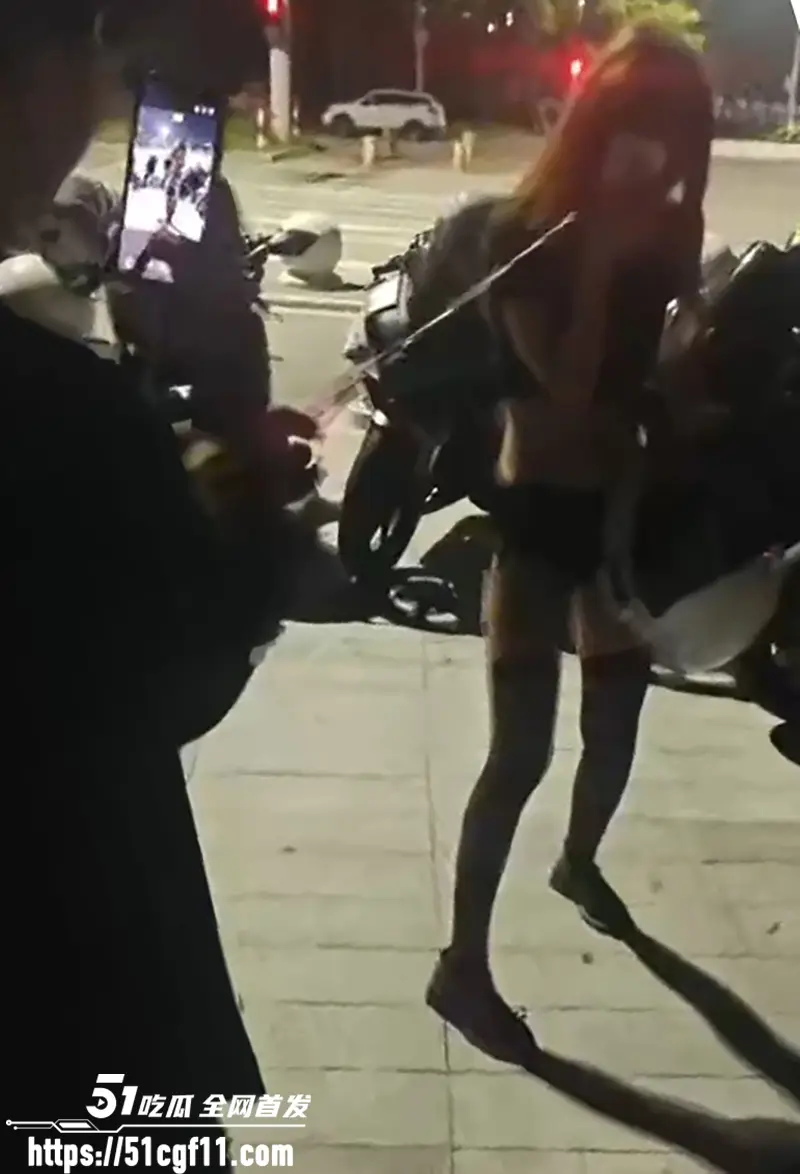 深夜街头现惊人一幕 花季少女当众栓绳跪爬 机车小伙牵引嬉笑 似狗奴公开调教 图8