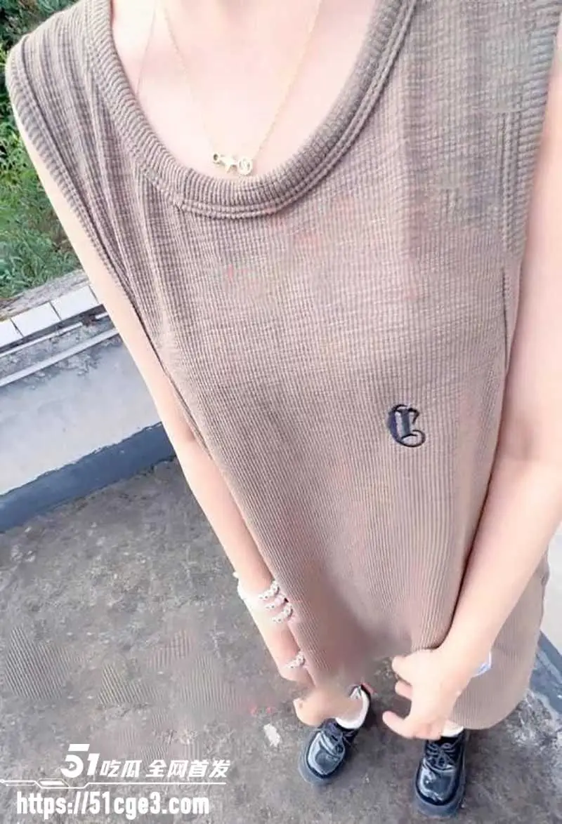 乱伦博主 意淫自己妹妹 新作 大白天户外屋顶猛操亲妹 被邻居偷窥快感飙升 图1