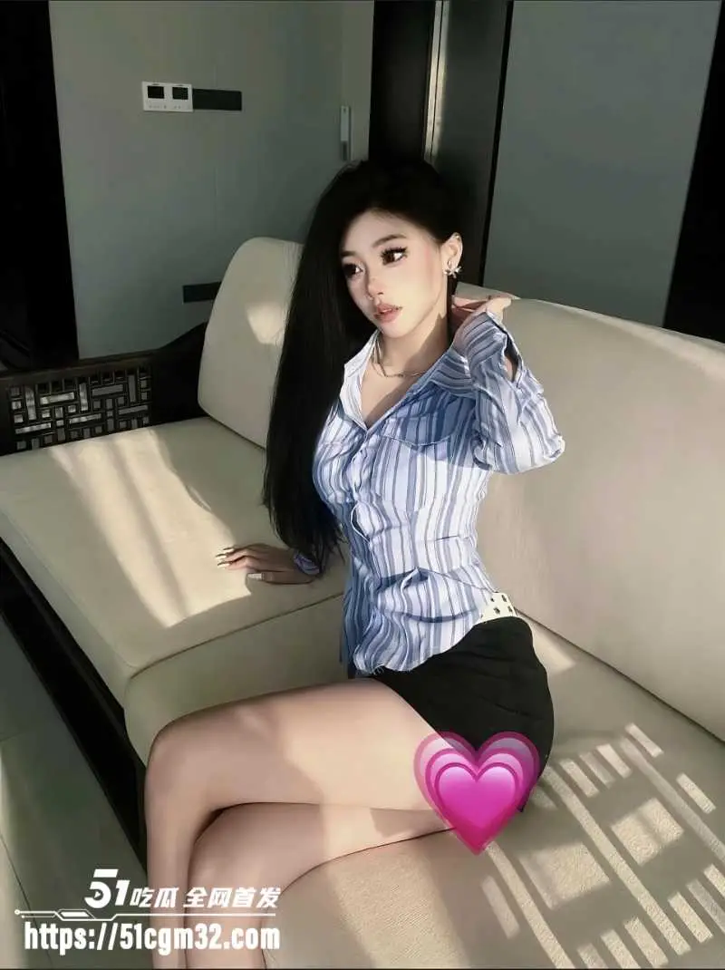 小网红 leelee 做爱福利视频曝光 黑丝大长腿的反差婊被男人摁在床上爆操 图2