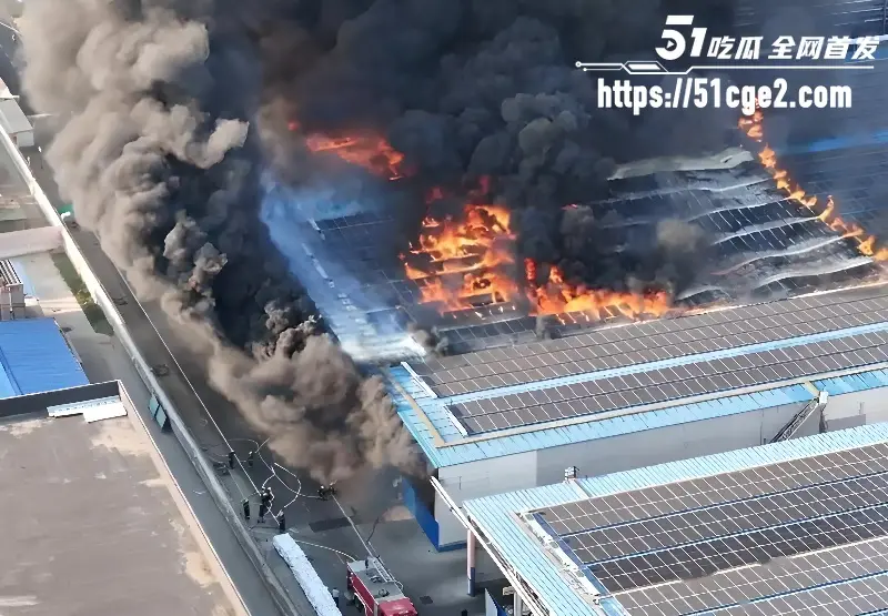 山东聊城阳谷突发大火 华泰化工石蜡料场烟雾冲天 厂区爆炸居民以为地震 图3