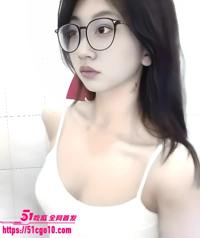 眼镜学生妹全裸自慰私拍 全方位展露美乳嫩穴 揉奶发骚表情清纯诱惑 图1