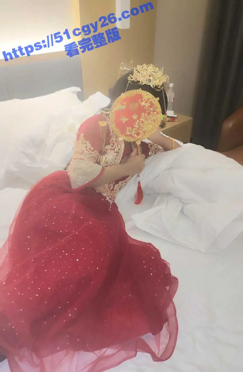 海角乱伦大神 孤儿日寡母 新作 新娘秀禾服返场 老妈又为大屌儿子当了一宿新娘! 图2