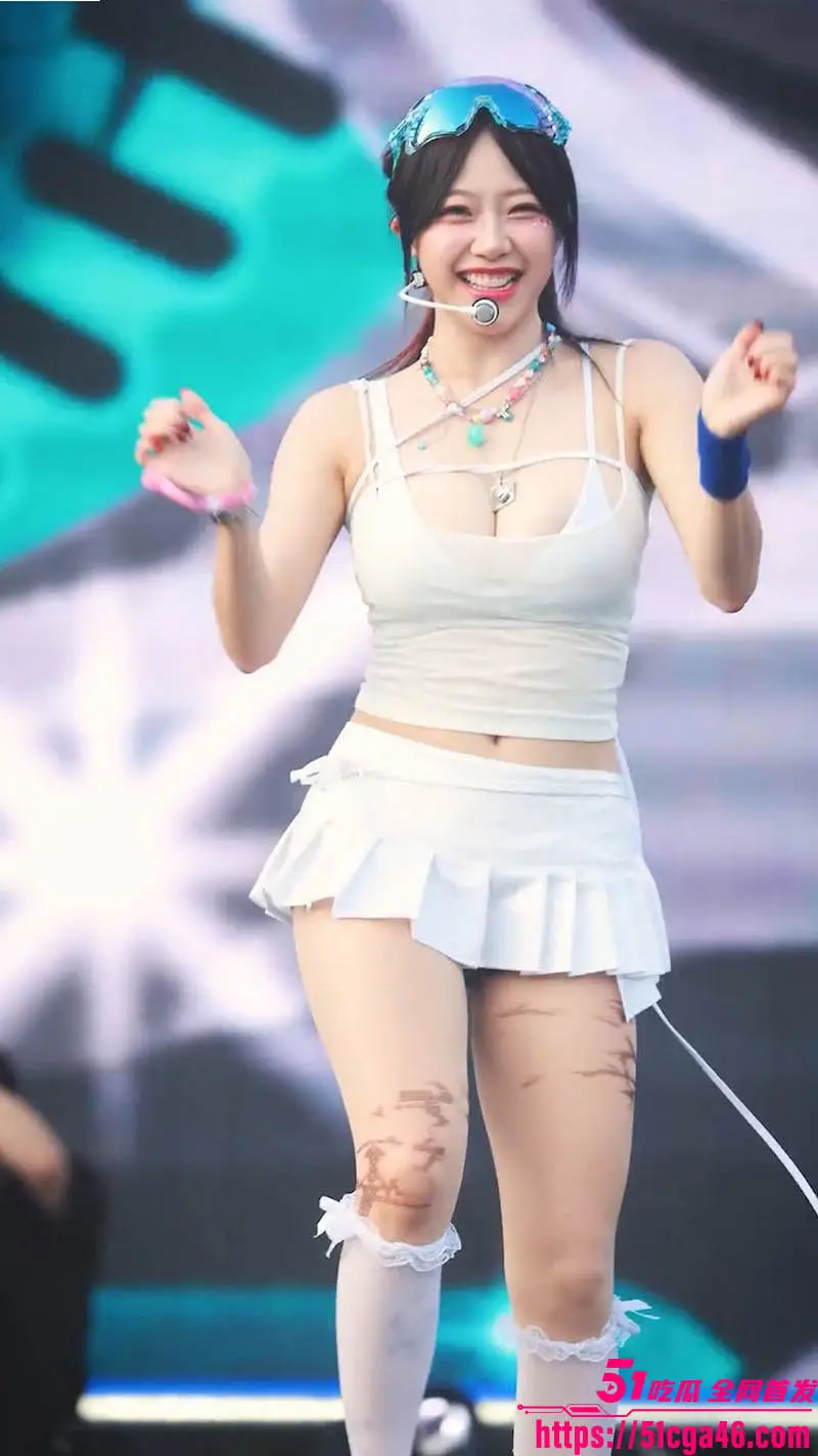 韩国人气女团成员 JEEWON 演唱会惊现露点 低胸装难遮爆炸巨乳 粉嫩乳晕成功收获流量密码! 图1