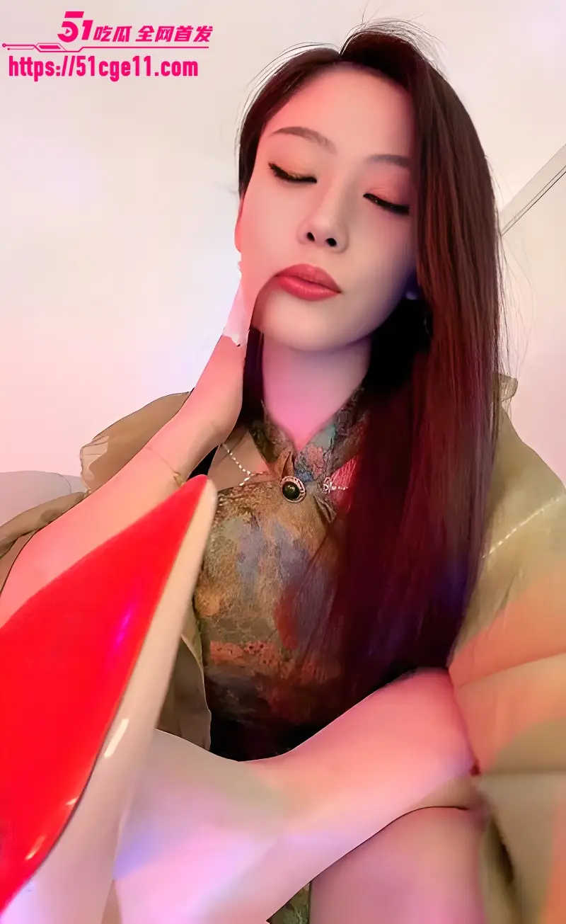 极品网黄 曼曼曼曼 直播网调 久违的红绿灯寸止现场 肉丝旗袍口水辱骂 足控福利 图1