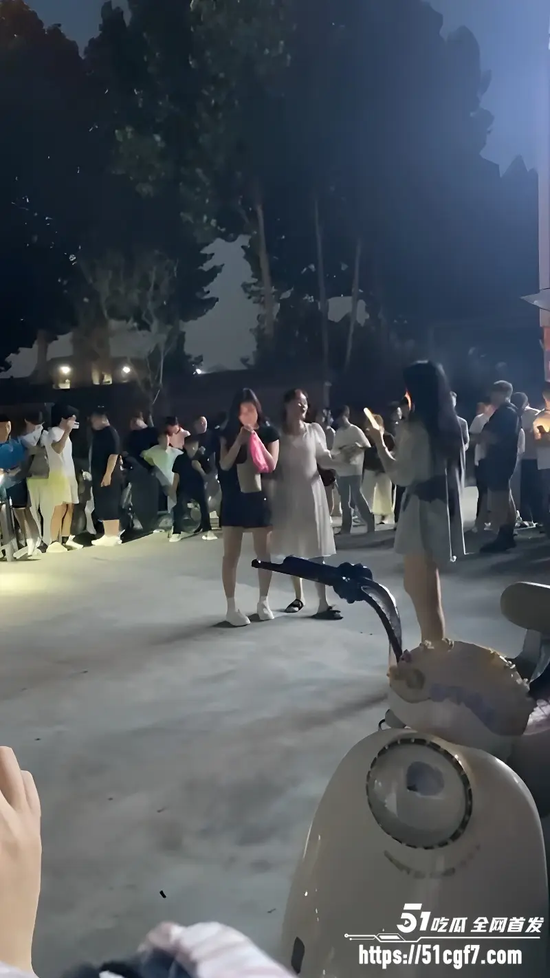 临沂抓小三事件 吃瓜群众原地开圈围观 原配与小三正面对骂 完整版视频传疯了! 图6