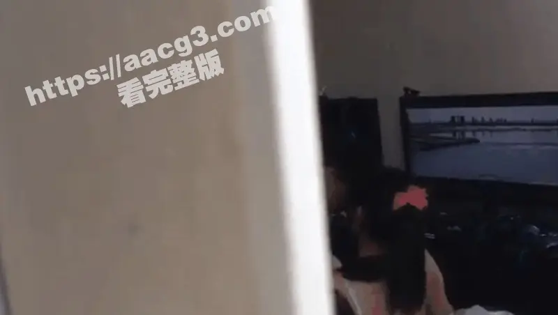 网吧偷情还是AV秀 小情侣网吧激情现场直播 男的表现生涩 第一次居然还插歪了 十分搞笑 图2
