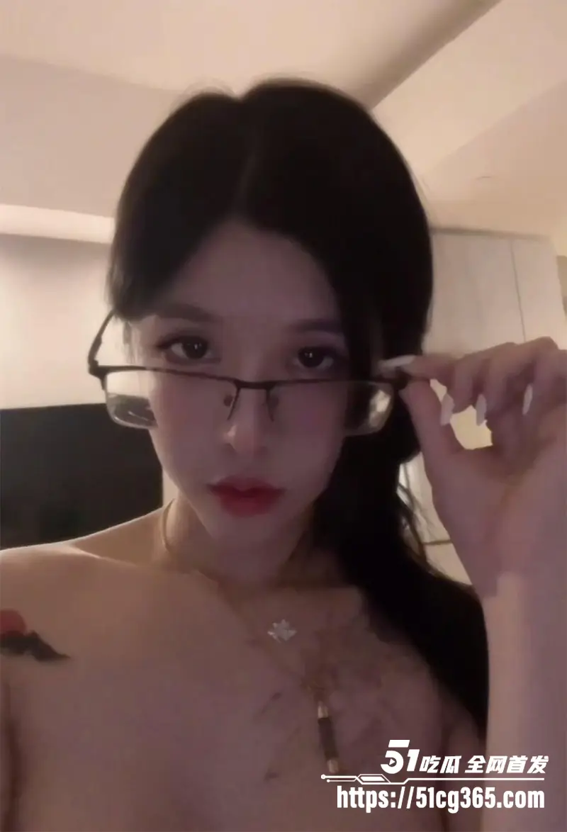 顶级名媛白富美 不雅视频泄密流出 情趣内衣秀翘臀 纹身乳钉超带感 粉嫩小穴掰开看 骑乘舔屌骚到爆！ 图2