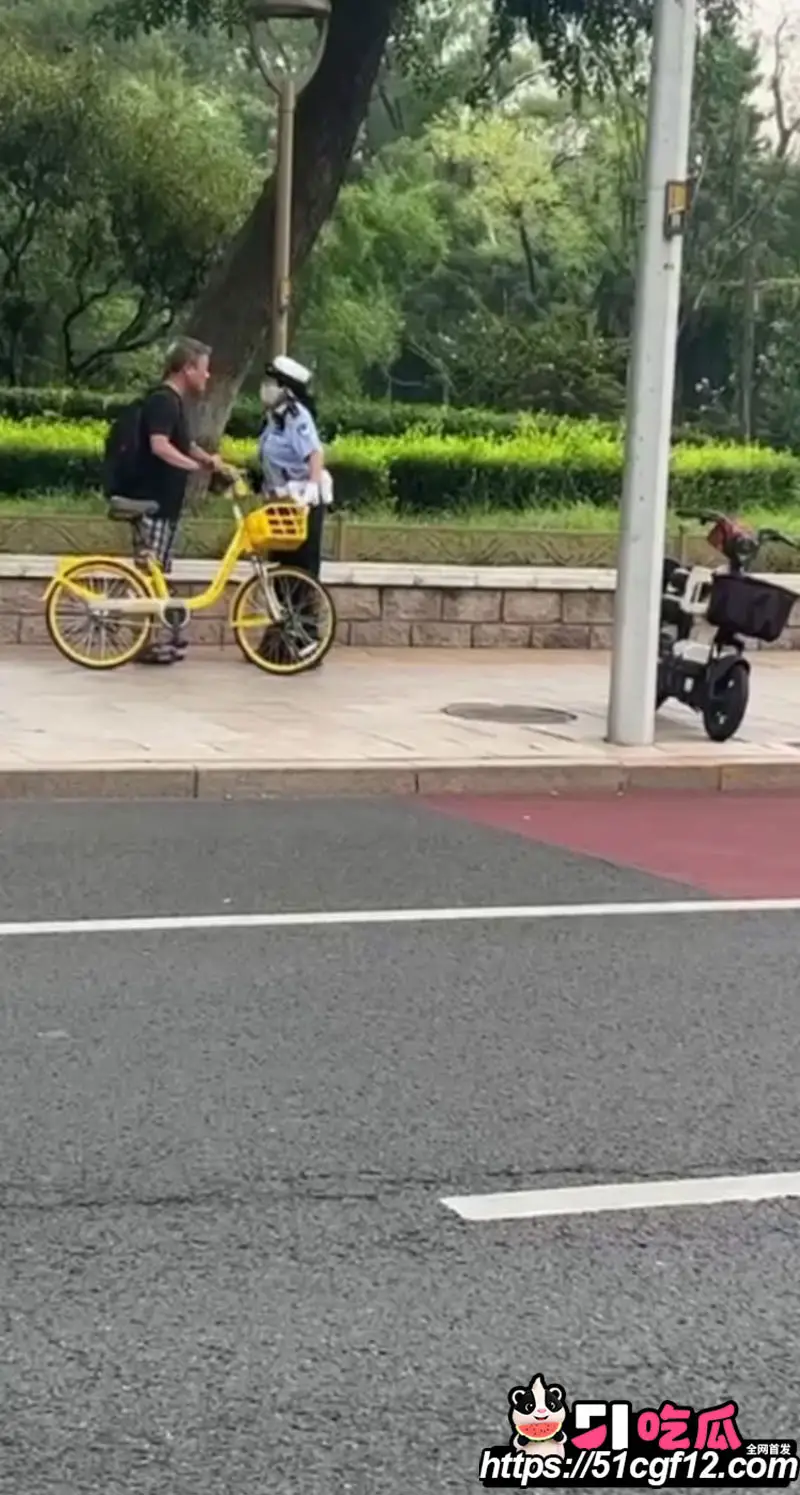 北京大爷逆行被女交警拦下 竟当街动手袭警 自行车都能逆行 人怎么不能逆天？ 图3