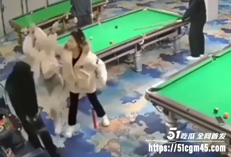 海口台球厅砍人视频爆火 双刀姐妹花血战五女 下死手刀刀奔着夺命 图2