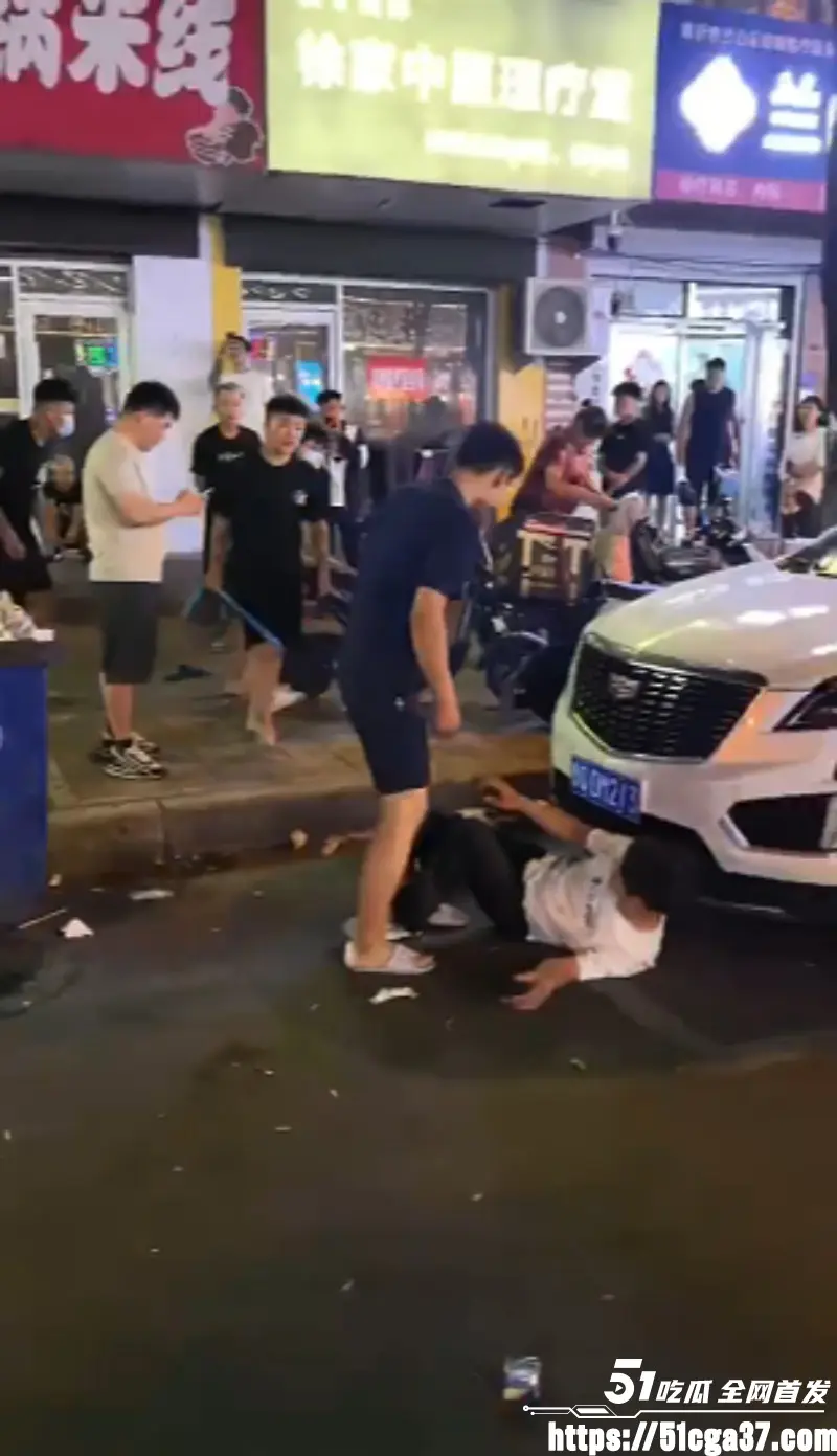 精神小伙当街复仇 多人齐上围殴白衣男子 招招致命直击要害 甚至上演雷欧飞踢! 图6