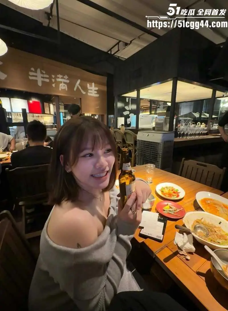 超反差餐厅驻唱女歌手 性爱视频泄漏 骚浪脸蛋深情舔舐男友大屌 脸穴同款打桩爆操 直戳原始冲动! 图3