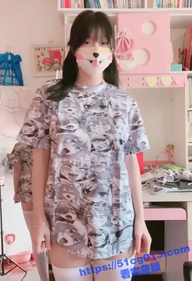 重庆工商职业学院清纯校花 没想到私下竟是外网有名的福利姬 纤腰丰臀加极品美乳 天生的炮架子! 图1