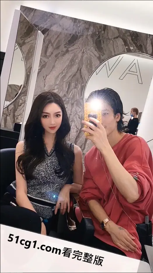 网友爆出黄晓明和 #叶珂 在一起了 这个网红好像已婚 所以这是真的吗? 图1