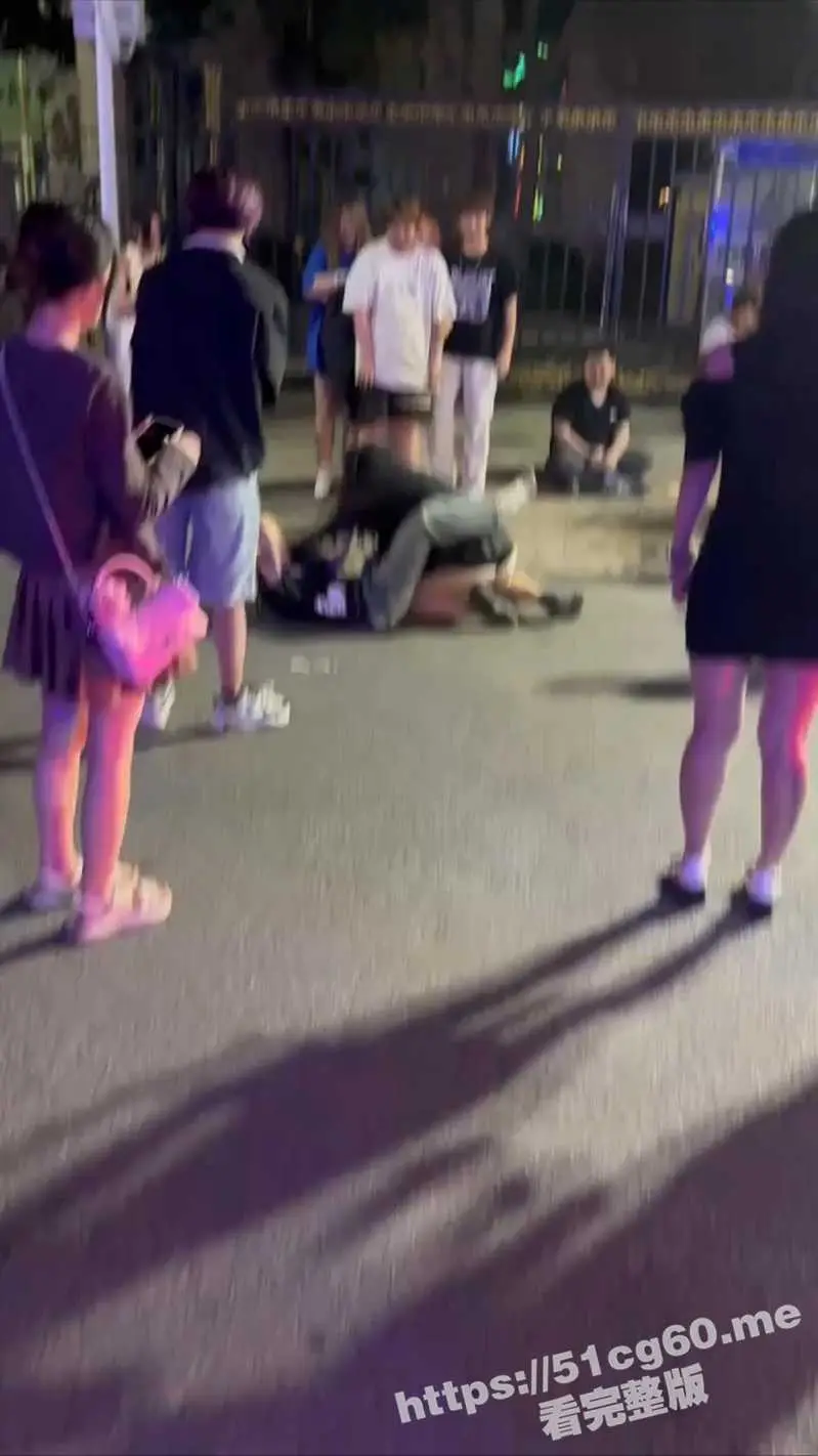 天津工体小仙女暴揍细狗 小坦克把男人按在地上狂锤 太猛了! 图1