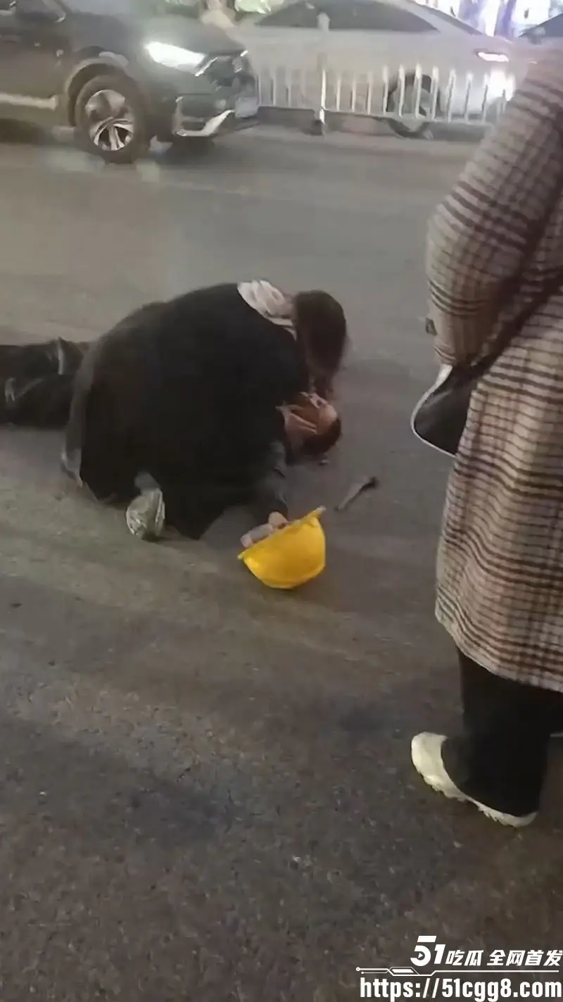 江西景德镇豪德贸易广场发生严重车祸 小轿车失控撞飞4辆两轮车 救护车来回两趟拉人 其中一人当场身亡! 图6