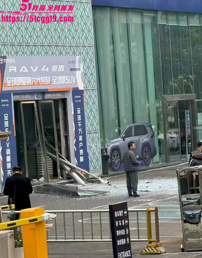 成都丰田4S店惊天爆炸!54岁男子购车纠纷身披炸药店门外自爆 玻璃碎汽车损现场血肉横飞! 图4