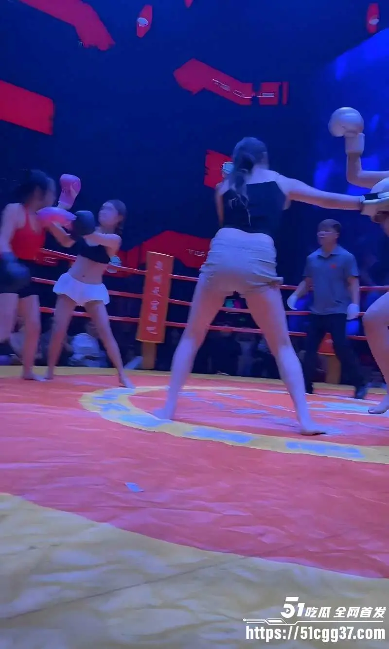 福建泉州天宫酒吧 女子萌萌拳争霸赛 奶露拖PK小程同学 更有2V2大混战 波涛汹涌观众直呼刺激！ 图7