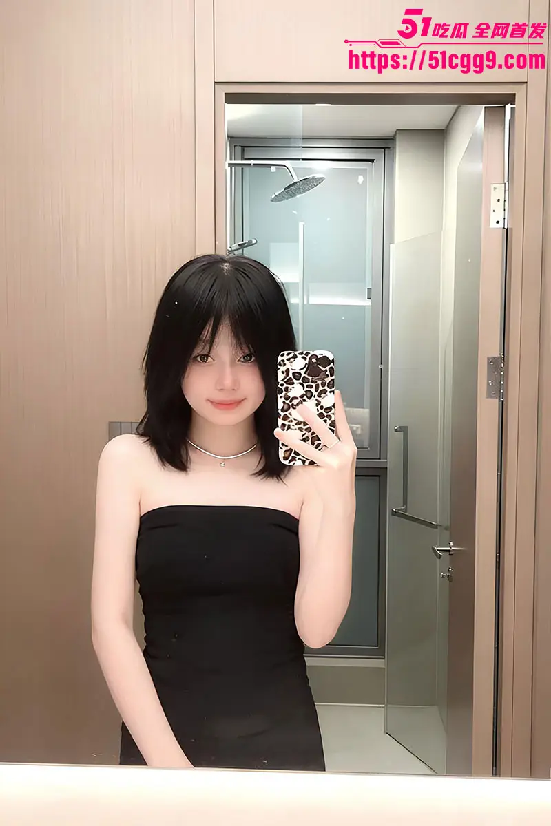 甜美女高中生被瓜友曝光 私拍裸照露骨淫荡 楼梯大胆做爱后入爆操深喉口交 娇嫩外表下是极品反差婊！ 图4
