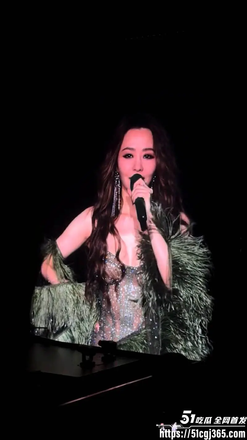 张靓颖西安演唱会生日夜摔落2米高台 调整20秒起身续唱 歌迷纷纷落泪 瓜友制作AI脱衣演唱 骚气拉满！ 图1
