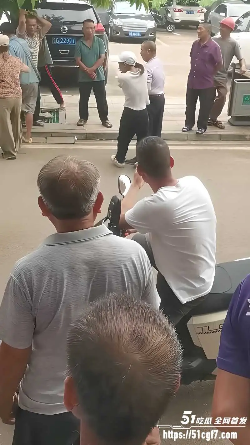 广东湛江遂溪 城月镇奇葩事件 老大爷一直抓着妹妹奶子不放 引发多人围观！ 图1