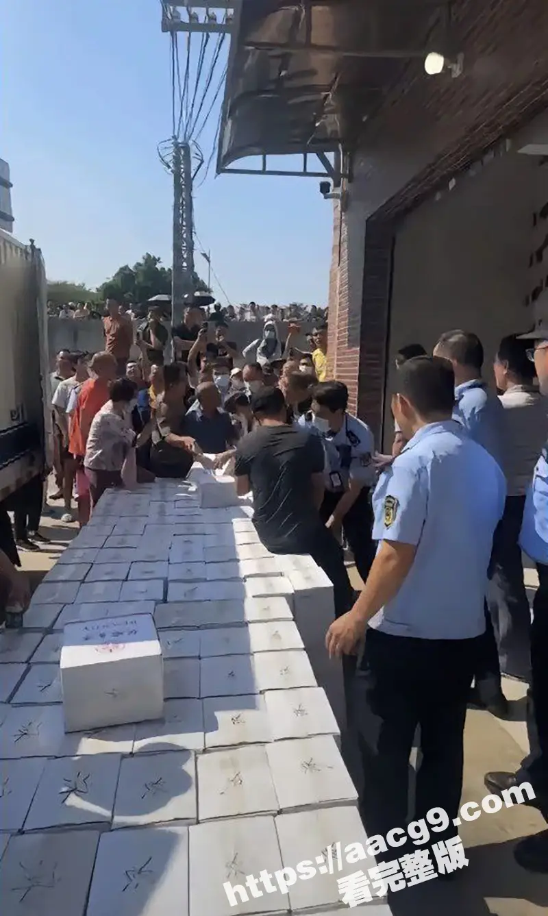 抖音怂仔不怂了 店里红酒被执法人员搬走 争议咆哮喊话村主任 整个佛山受牵连 农村反贪第一人 图2