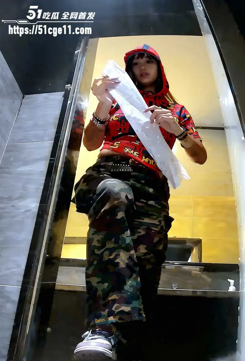 夜场女厕精品偷拍 靓女辣妹喷尿擦拭 各种桃臀怼屏诱人 嫩菊蜜穴尽收眼底 图1