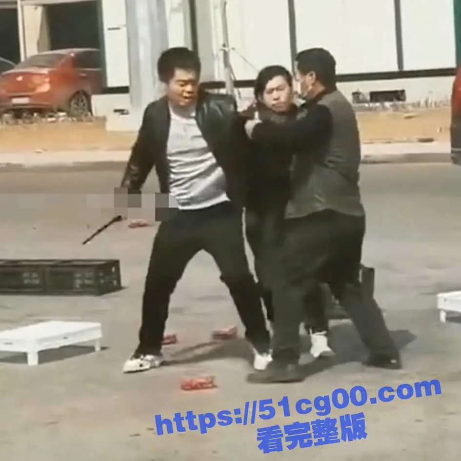 街头开车撞人!河北唐山开雷克萨斯的欺负摊贩父子,最后被父子开车撞倒反杀 图1