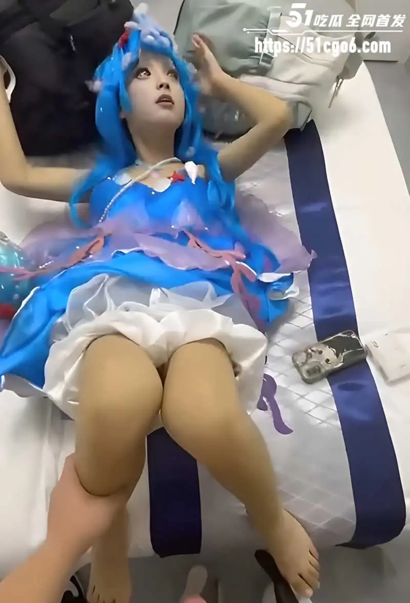 清纯小美女cos朵莉亚被富哥爆操 跪舔深喉乖巧配合 又萌又骚骑乘颜射 图1