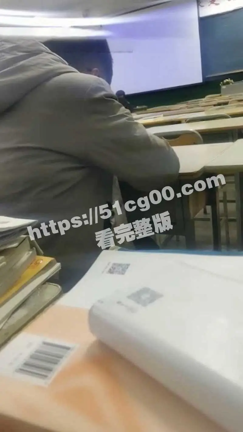 跳蛋藏逼上课那才叫爽 好不容易到了下课急忙着跑厕所喷 金主的任务就是这么刺激与变态 人前跳蛋自慰超刺激! 图1