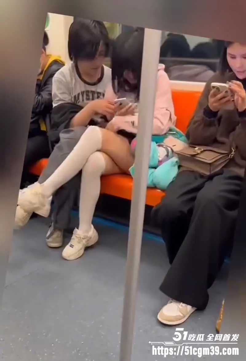 地铁小伙当众掀裙抠逼 白丝女孩强忍娇喘 乘客环绕却无人阻止 真是太大胆了！ 图7