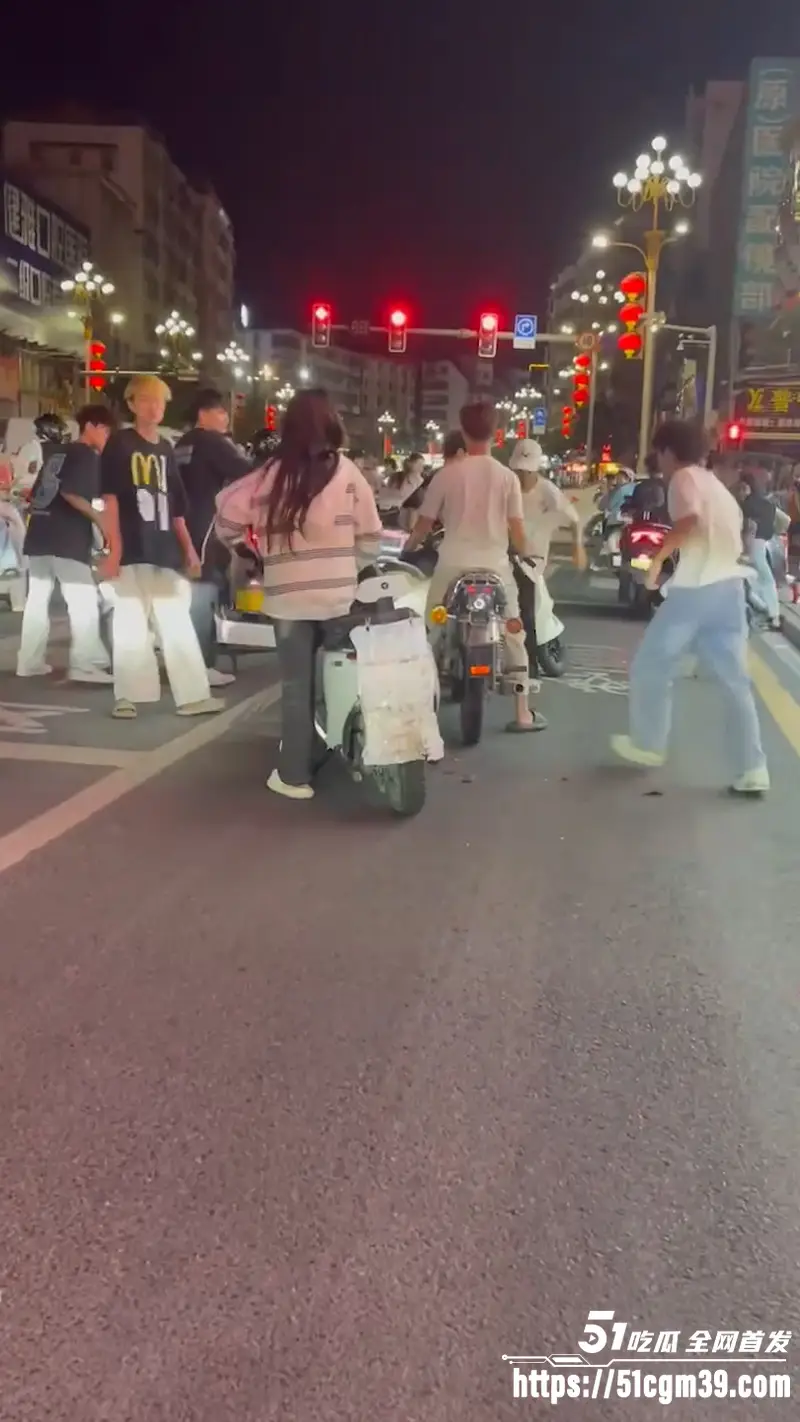 广东潮汕 精神小伙街头纠纷 持刀狂砸摩托车 场面混乱如同古惑仔重出江湖！ 图2