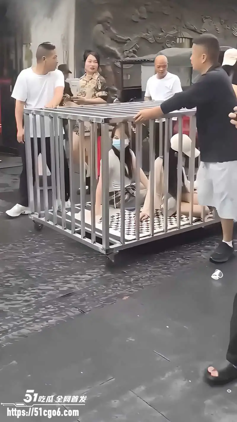 湖南汨罗商业街 惊现活人浸猪笼 俩女一狗被关铁笼 敲锣游街太疯狂！ 图3