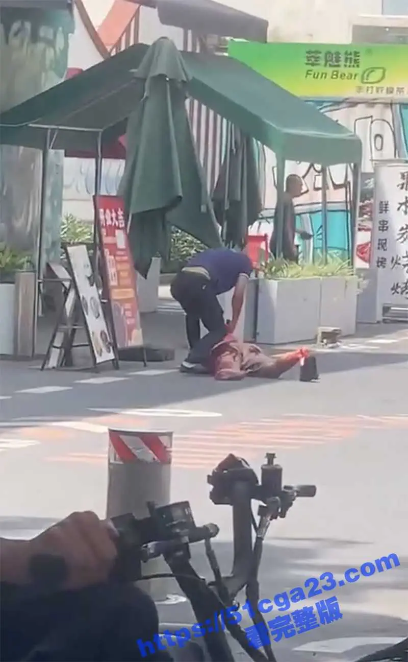 广州东晓南街头惊现持刀屠夫！男子被压地上当猪屠宰 血流满地 现场画面触目惊心！ 图1