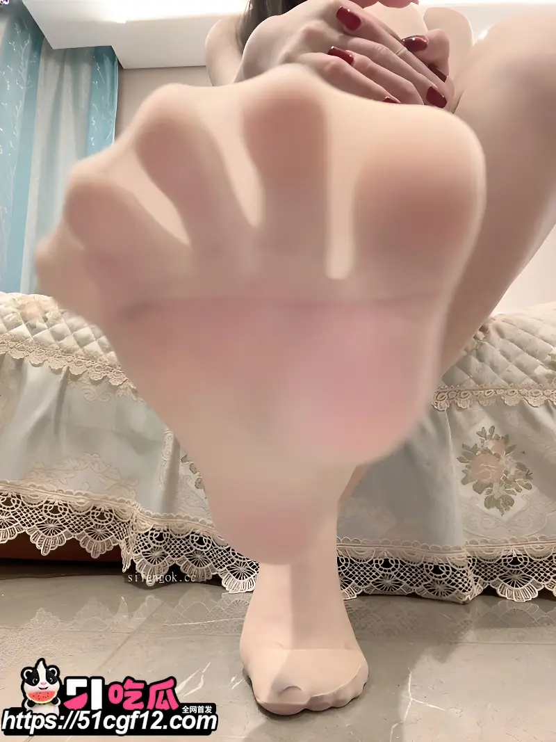 性感女神 来乐 丝足合集 修长美腿交叠挑逗 三丝轮番上阵 足控直接缴械! 图8