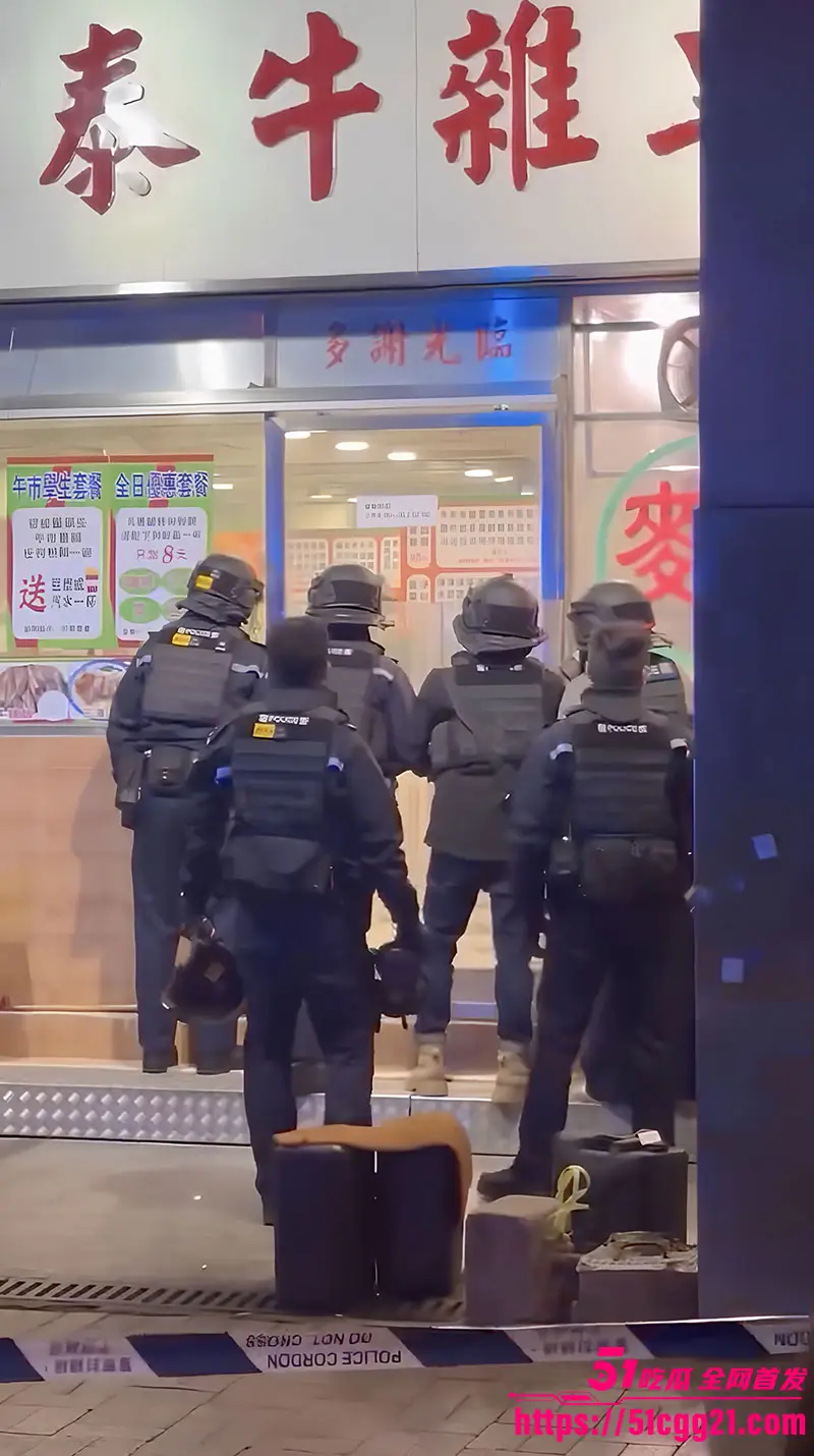 香港上水袭警事件 吉林女子与店家发生争执 手持菜刀1V12名防爆武警 东北人脾气果真暴躁 现场视频流出！ 图3