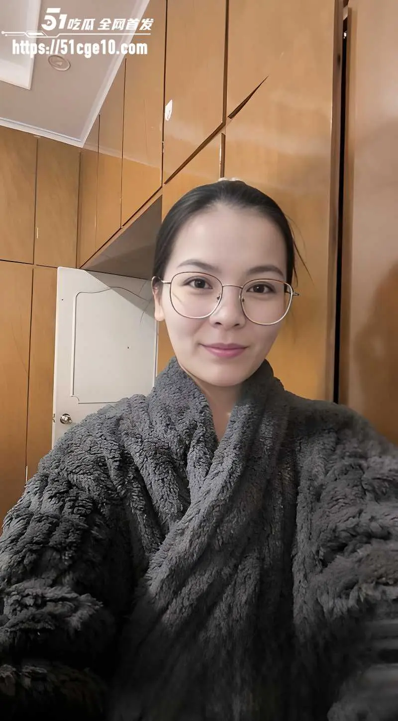 四川师范大学教师 赵蕊 性爱自拍 身穿碎花裙体验肉棒抽插 巨乳揉搓后入猛怼肥臀 图1