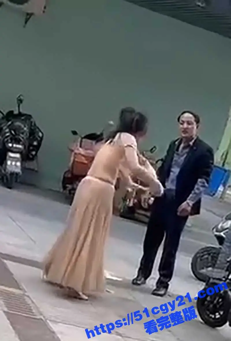 情侣吵架渣男竟逼美妇脱光还债！大奶美女赤裸崩溃大喊 好心路人出手帮忙 完整视频炸裂全网！ 图2