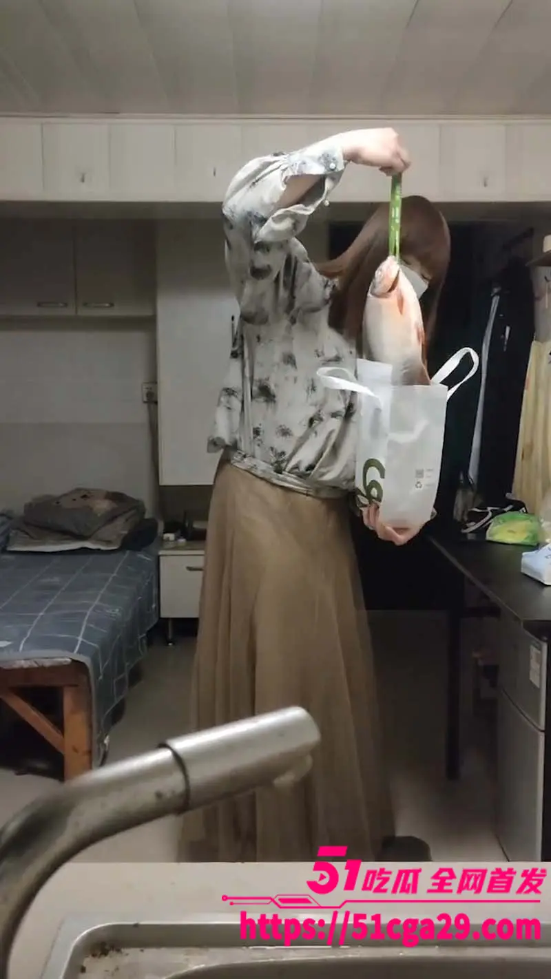 南京阿红 心动男嘉宾 大鱼哥 来袭 专门买鱼给红姐来补身体 这样贴心的男人谁不爱呢? 图2
