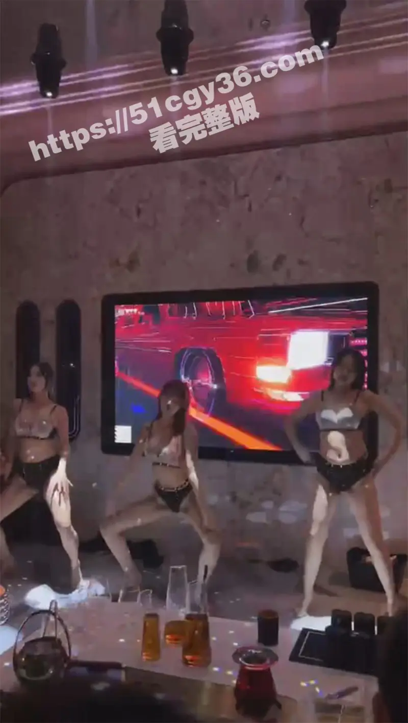 KTV包厢的淫乱现场 汉服美女曼妙舞姿后脱衣艳舞大秀 白皙娇躯性感内衣尽显 扭臀热舞媚眼挑逗 诱惑到极致! 图4