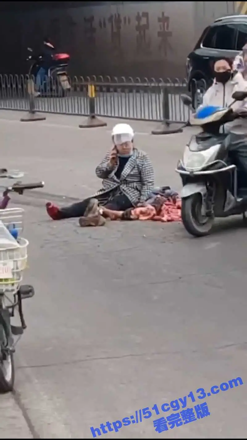 血腥慎入!山西孝义时代大道 老人骑车与货车相撞 当场被压成肉泥 腿和脚与上半身全部分离 现场惨不忍睹! 图2