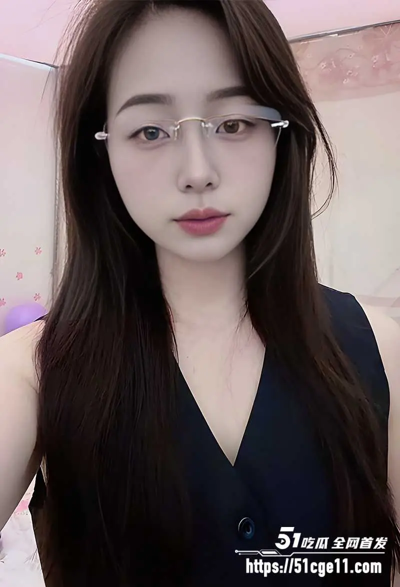 天津巨乳美妇 尹佳莹 露脸偷情 淫装百变跪舔足交 肥臀高撅被后入狠操 图3