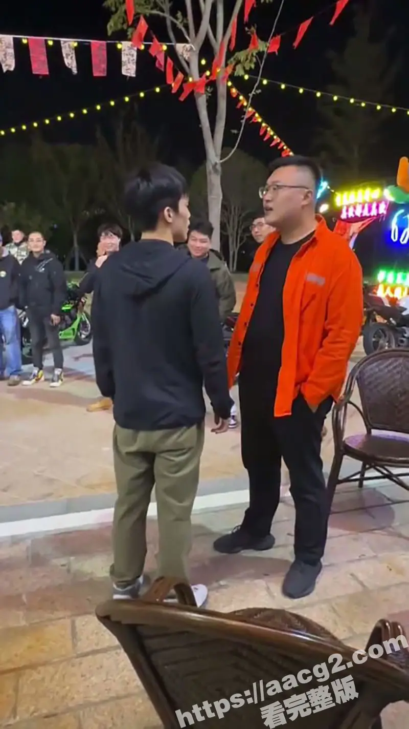 小米su7撞摩托车事件完整版!小米su7单刀赴会VS摩托佬 被激怒后持刀伤人撞毁多辆机车 现场视频曝光 图20