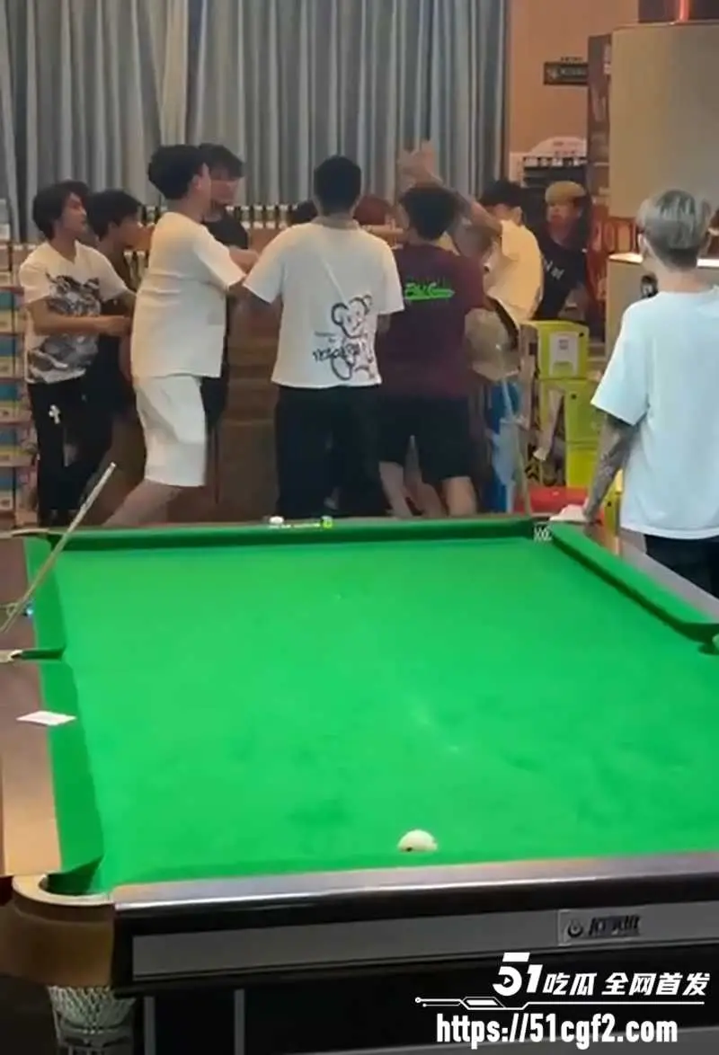 湖南永州道县 789台球室 上演大乱斗 精神小伙组团混战 持杆砸球互殴 招招要命! 图1