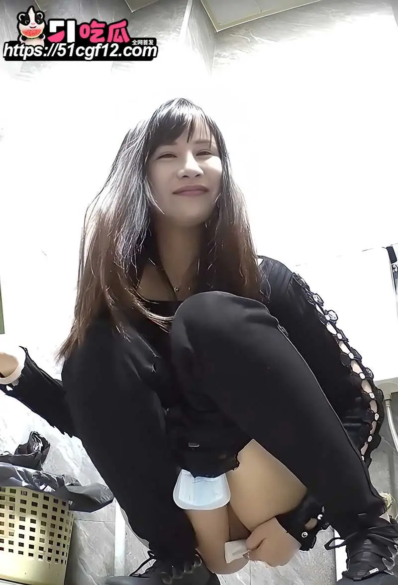酒店女厕偷拍 制服小姐姐颜值漂亮肉穴肥美 各种器型泚尿擦逼 撩爆眼球! 图5