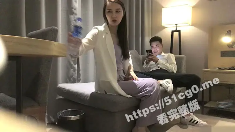 男爵探花 酒店约炮长腿OL御姐3000一炮 男爵觉得不值 御姐自降逼价恳请留下 外围也不好干呐 还要自带情趣套装 图1