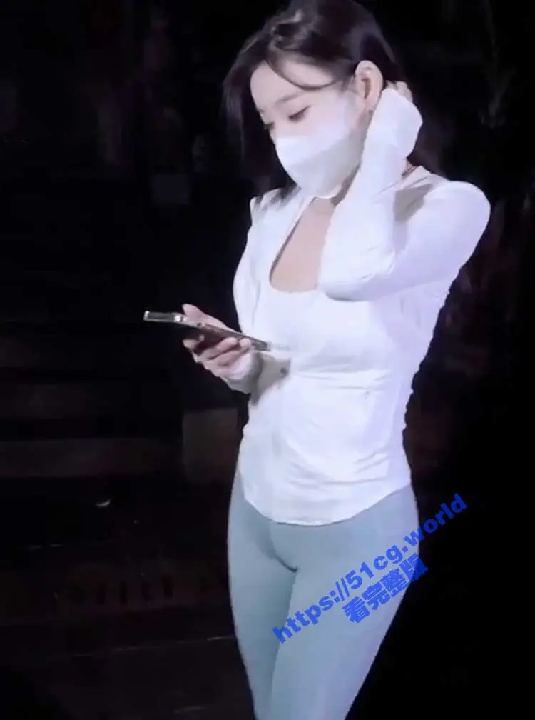 人气女神杨晨晨 剧情新作《猛男的大力冲击》身穿紧身瑜伽裤锻炼 被猛男对着镜子操 图1