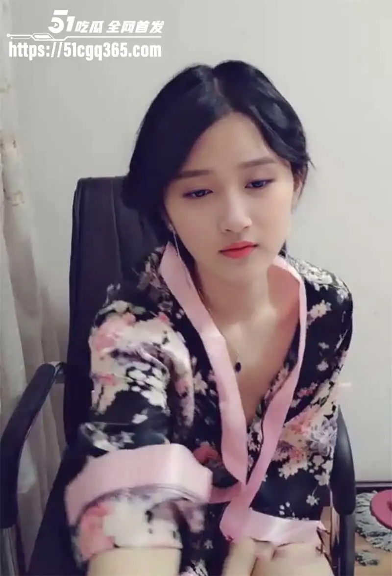 顶流女星 关晓彤 AI换脸淫作流出 M腿大开直播自慰 假屌深刺茂密嫩穴 鹿晗专属今夜共享! 图1